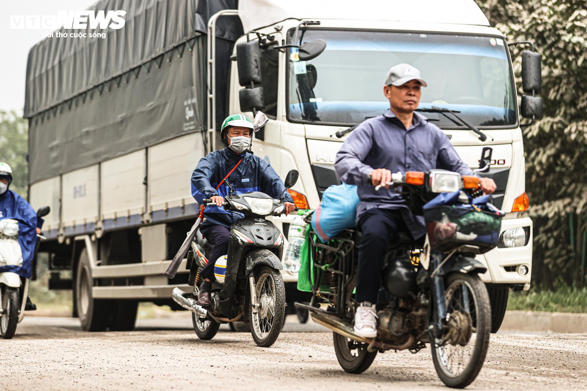 1764837950 999 Bao bui bao phu duong cua ngo Ha Noi cay