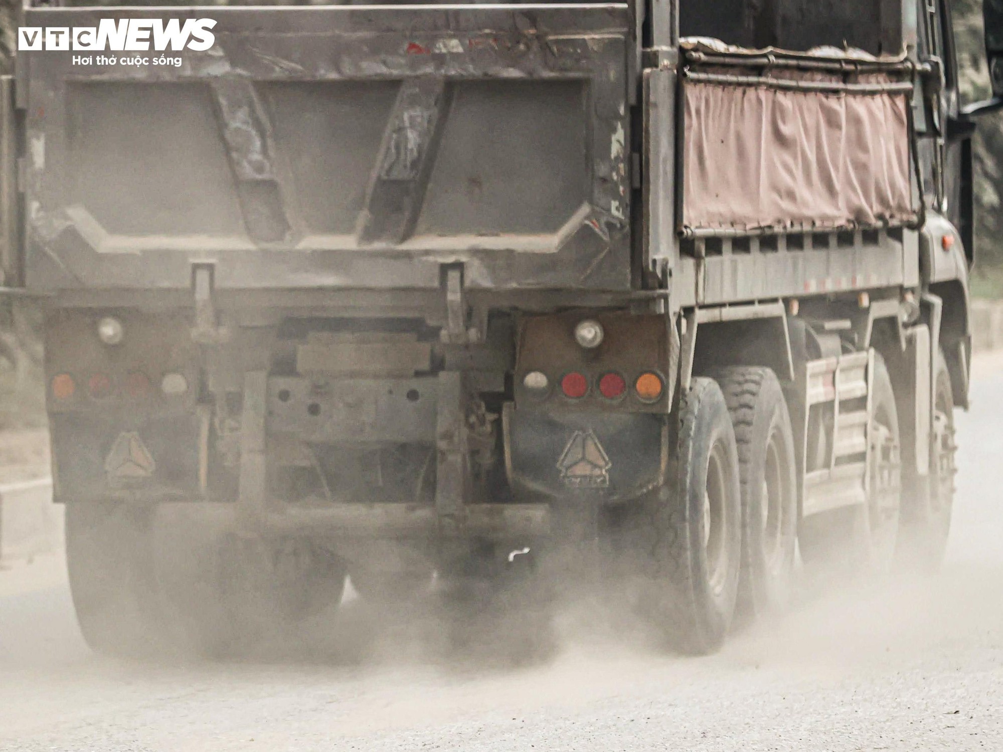 1764837953 780 Bao bui bao phu duong cua ngo Ha Noi cay