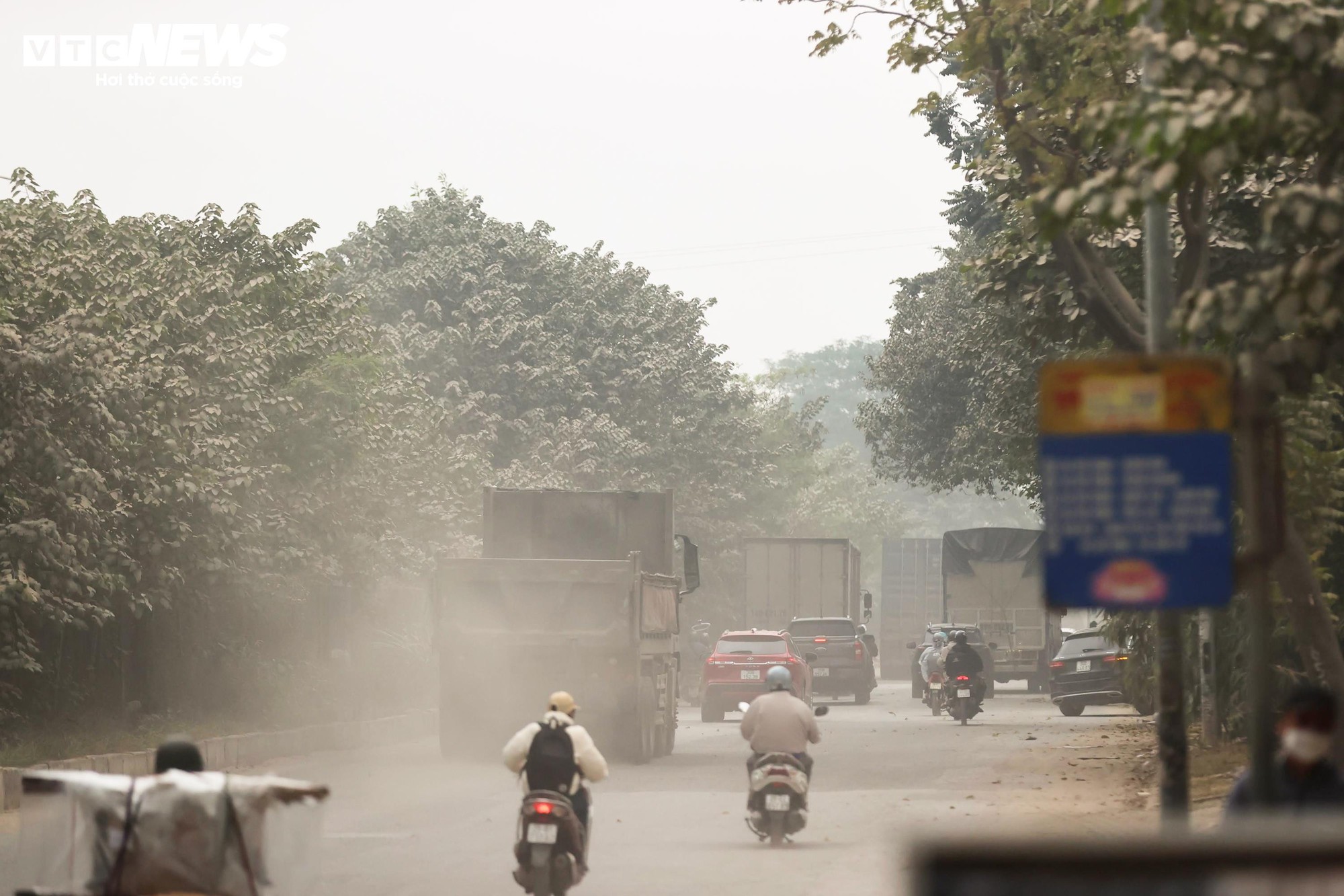 1764837956 449 Bao bui bao phu duong cua ngo Ha Noi cay