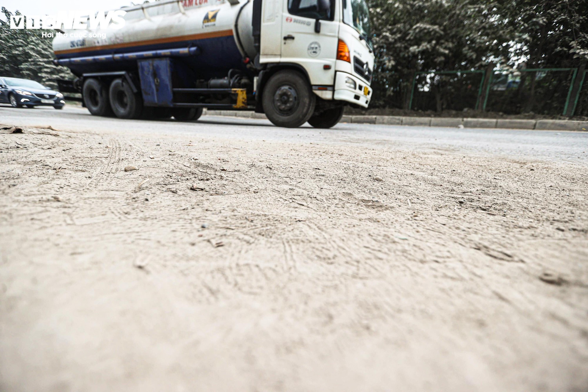 1764837959 804 Bao bui bao phu duong cua ngo Ha Noi cay