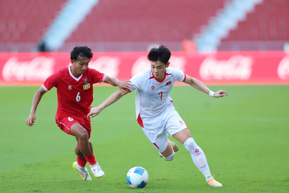 Sự cố loa không phát nhạc quốc ca diễn ra trước trận U-22 Việt Nam thắng Lào 2-1 ở ngày đầu tiên khởi tranh SEA Games. Ảnh: ANH PHƯƠNG. hon-loan-o-ngay-dau-sea-games-33 (2).jpg