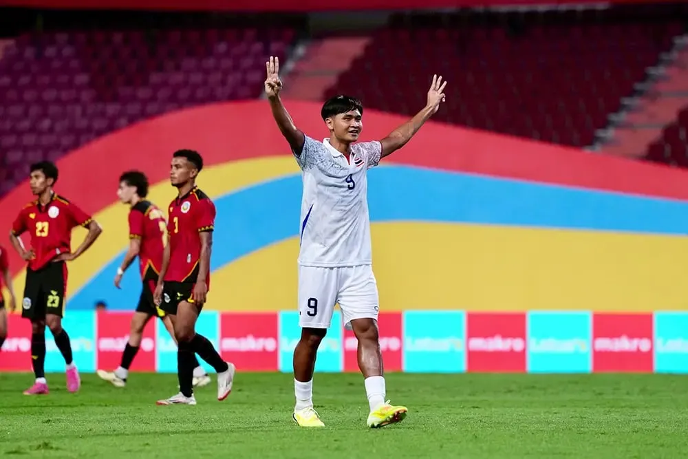 Dàn đèn trên sân Rajamangala bị trục trặc trong trận Thái Lan thắng Đông Timor 6-1. Ảnh: CCT. hon-loan-o-ngay-dau-sea-games-33 (1).jpg