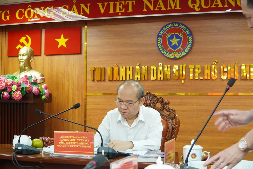 Ông Trần Văn Bảy, Thành ủy viên, Ủy viên Ban Chấp hành Đảng bộ UBND TP.HCM, Phó Chủ tịch UBND TP.HCM tại hội nghị. Ảnh: CẨM TÚ thads-tp-hcm-no-luc-trong-nam-ban-le-hoat-dong-theo-mo-hinh-moi-1.jpeg