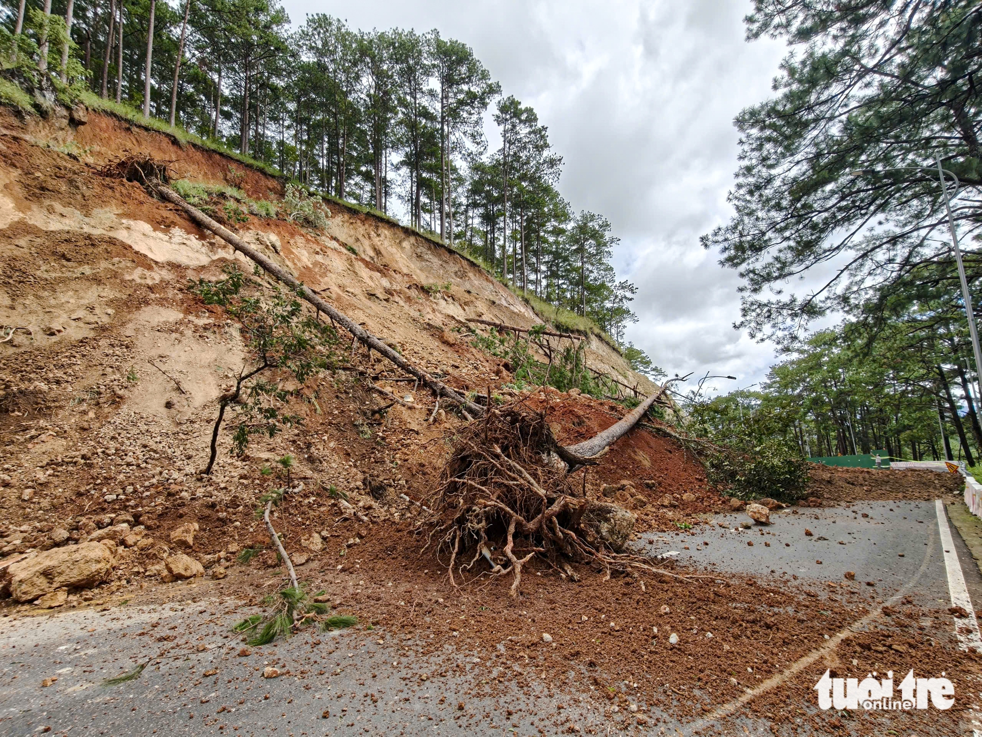 1.750 hộ bị cô lập, hàng chục tàu chìm, trôi dạt, Lâm Đồng kích hoạt ứng phó khẩn cấp 3 1.750 hộ bị cô lập, hàng chục tàu chìm, trôi dạt, Lâm Đồng kích hoạt ứng phó khẩn cấp - Ảnh 3.