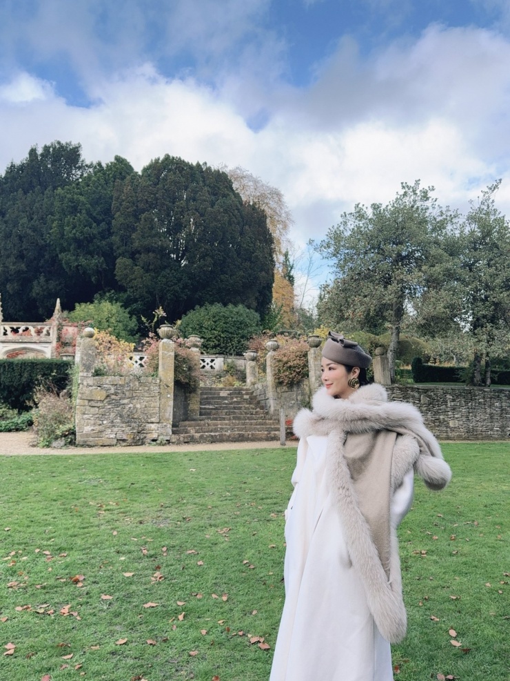 Giáng My dạo chơi làng cổ đẹp nhất nước Anh 4 Giáng My dạo chơi làng cổ đẹp nhất nước Anh - 3