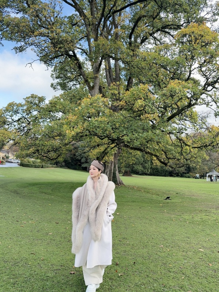 Giáng My dạo chơi làng cổ đẹp nhất nước Anh 5 Giáng My dạo chơi làng cổ đẹp nhất nước Anh - 4