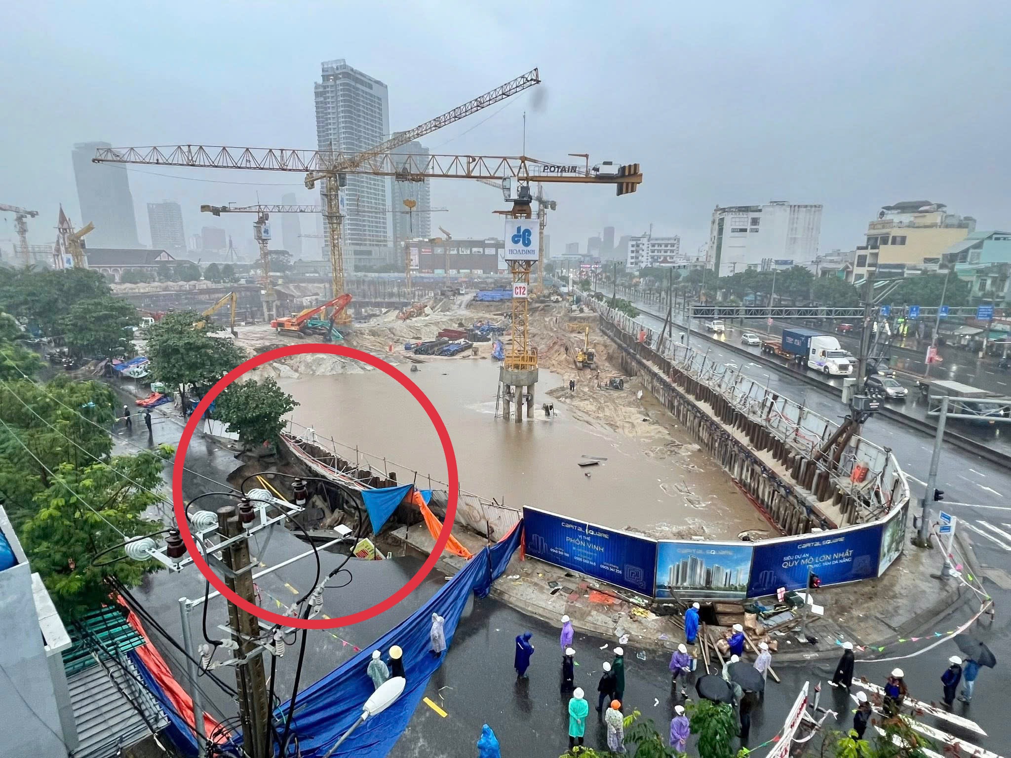 Người dân lo sợ trước 'hố tử thần' đường Nguyễn Công Trứ: Sở Xây dựng nói gì?- Ảnh 1.