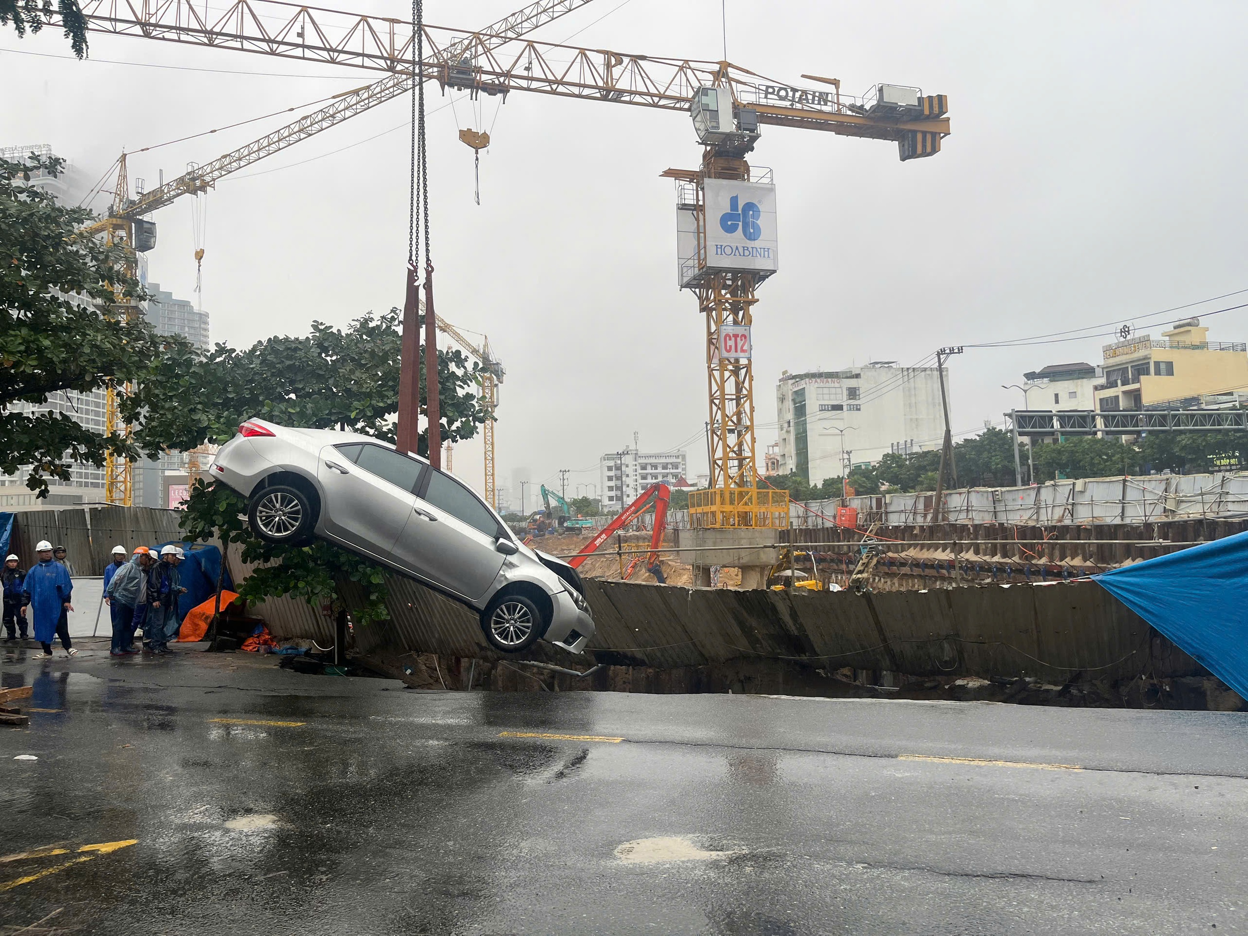 Người dân lo sợ trước 'hố tử thần' đường Nguyễn Công Trứ: Sở Xây dựng nói gì?- Ảnh 2.