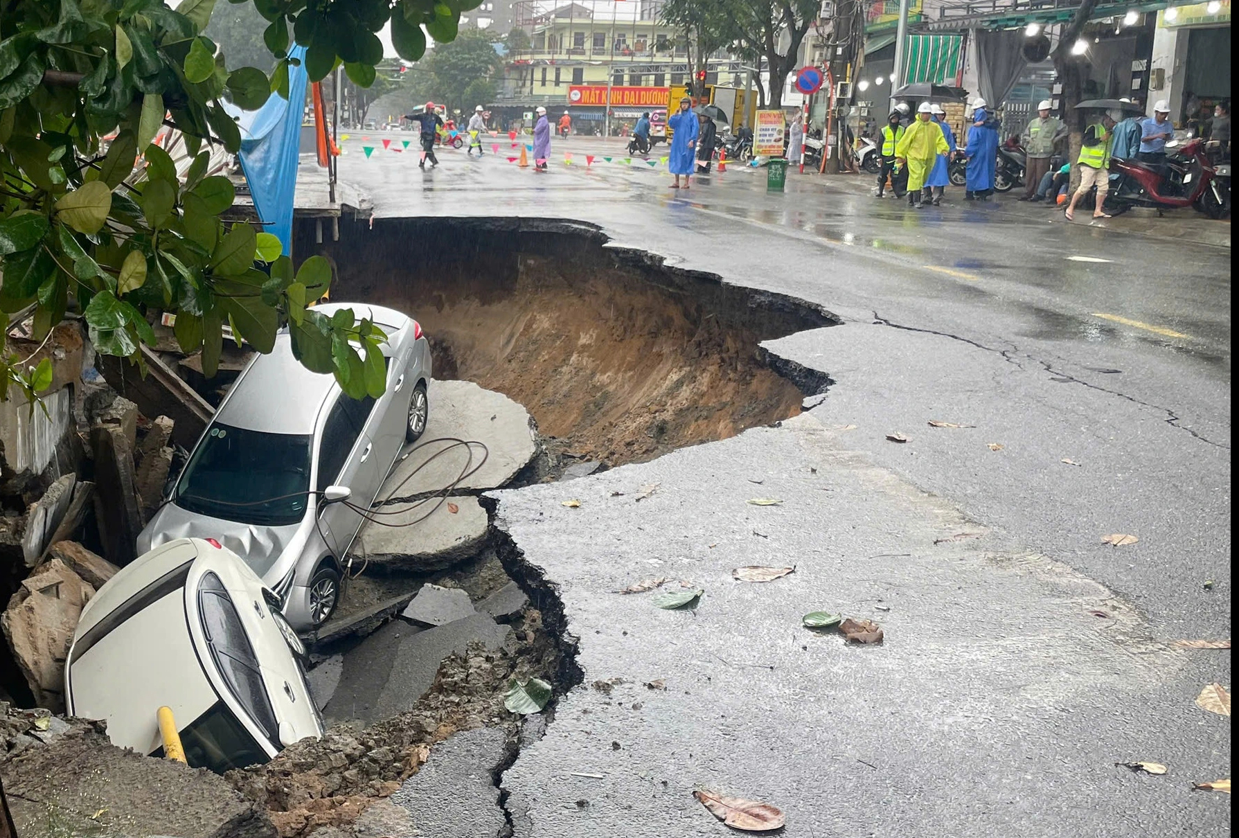 Người dân lo sợ trước 'hố tử thần' đường Nguyễn Công Trứ: Sở Xây dựng nói gì?- Ảnh 3.