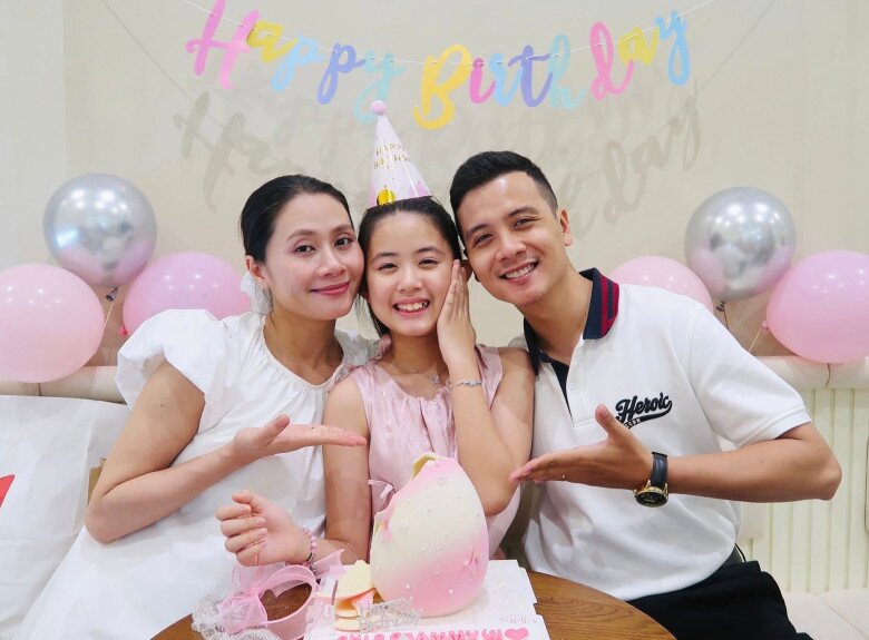 Con gái Thanh Hiền đón tuổi mới cùng mẹ và bố dượng.