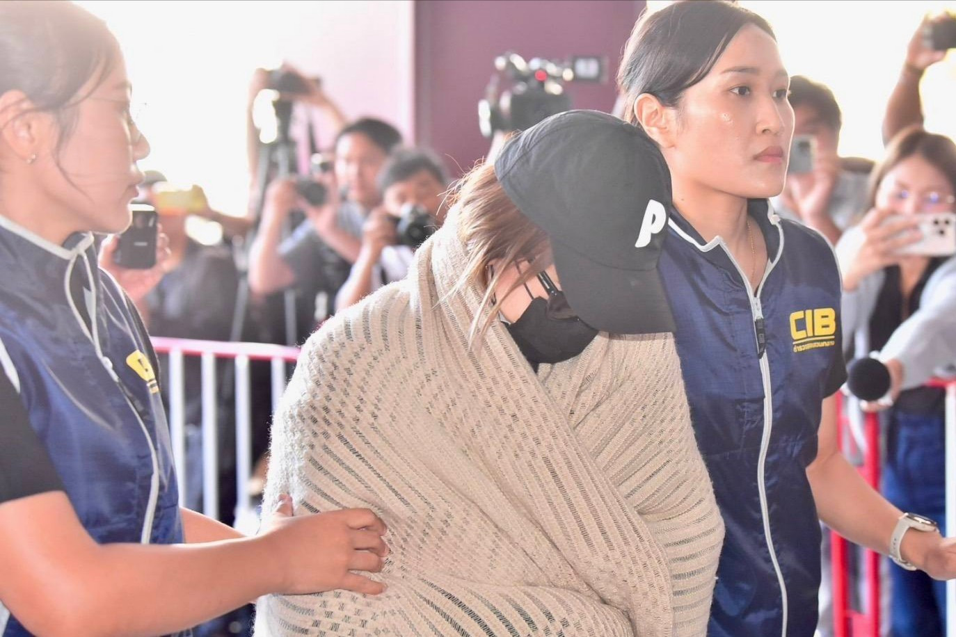 1764857490 95 Nu dien vien kiem DJ bi bat