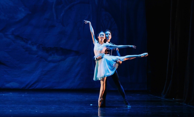 Diễn viên múa Đỗ Hoàng Khang Ninh (trái) và Lê Tuấn Anh trong vũ kịch Kẹp hạt dẻ. Ảnh: Ban tổ chức cung cấp