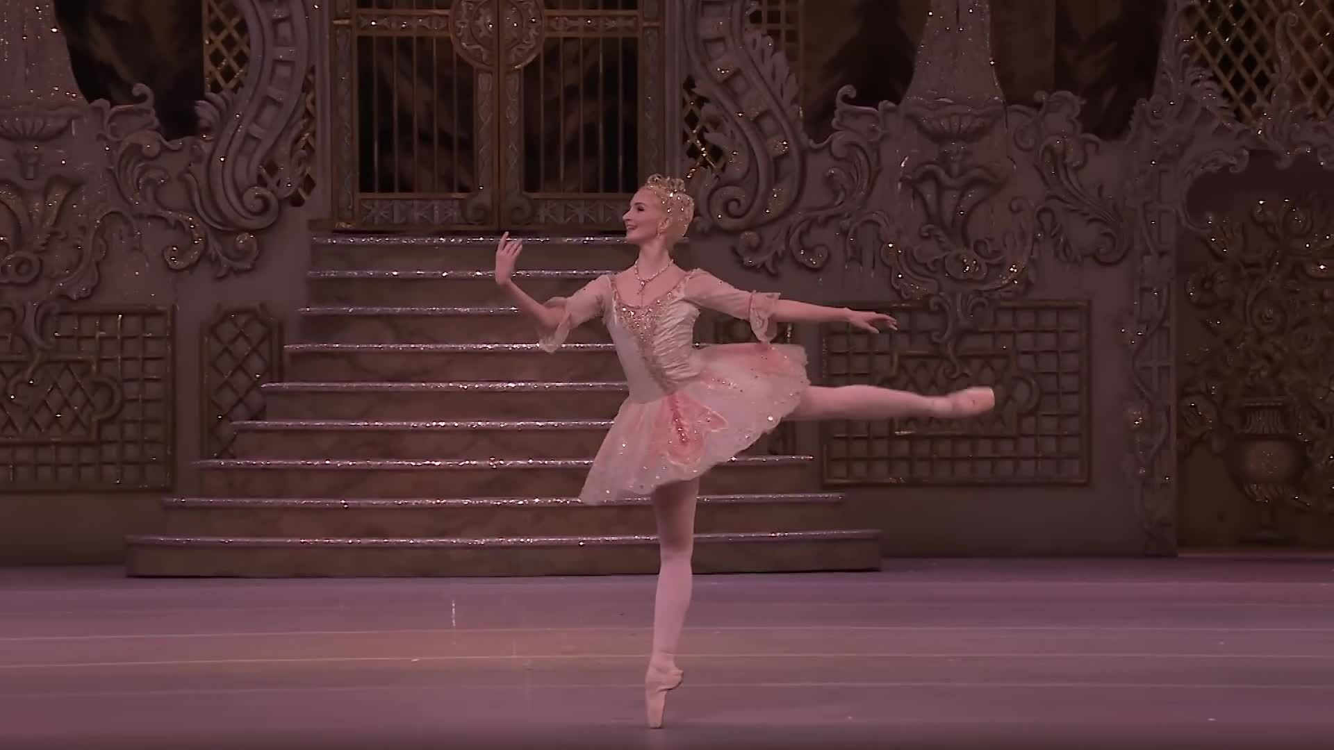 Nghệ sĩ Lauren Cuthbertson trình diễn điệu múa Nàng tiên Sugarplum trên nền nhạc 'Kẹp hạt dẻ'