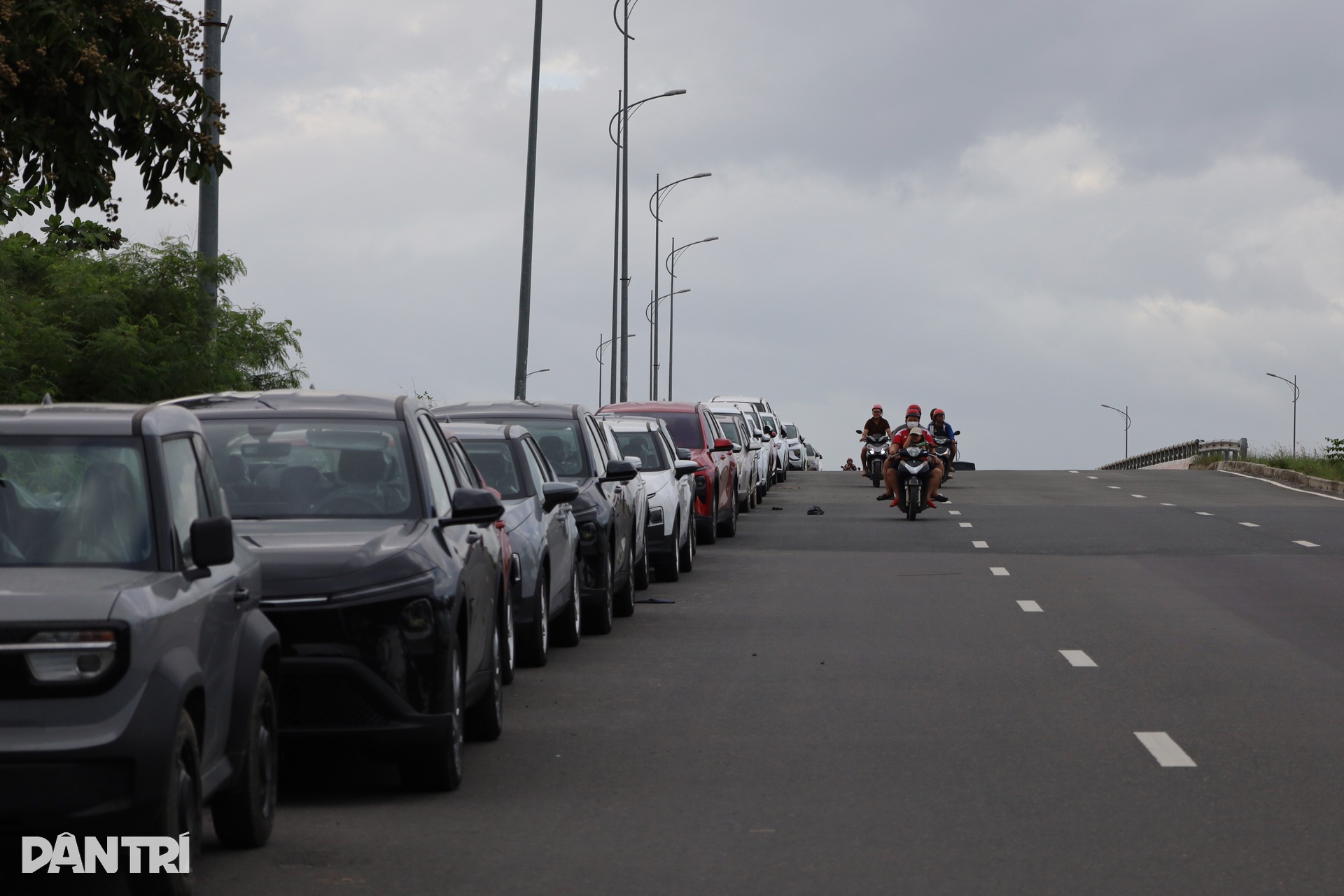 Hàng trăm ô tô lại nối đuôi nhau lên cầu tránh lũ, người đi đường bất ngờ - 3