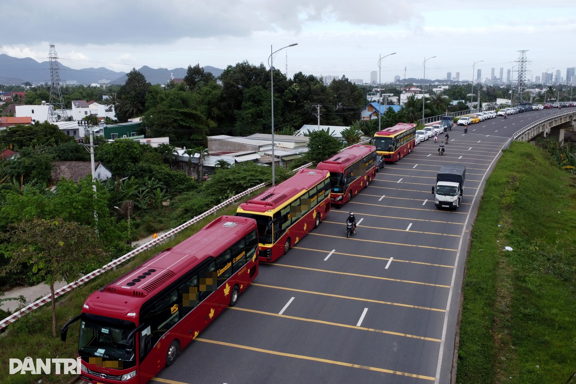 Hàng trăm ô tô lại nối đuôi nhau lên cầu tránh lũ, người đi đường bất ngờ - 4