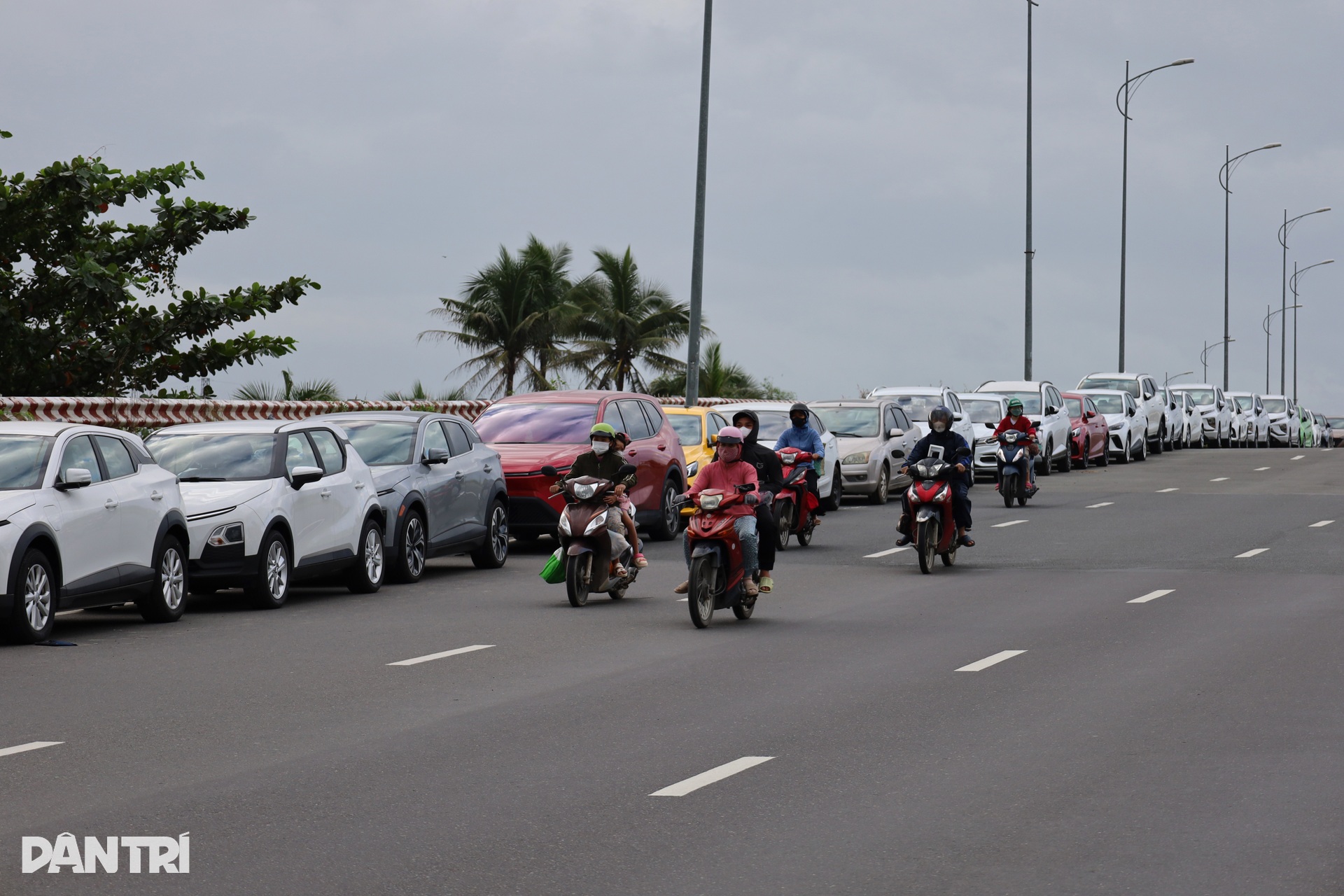 Hàng trăm ô tô lại nối đuôi nhau lên cầu tránh lũ, người đi đường bất ngờ - 5