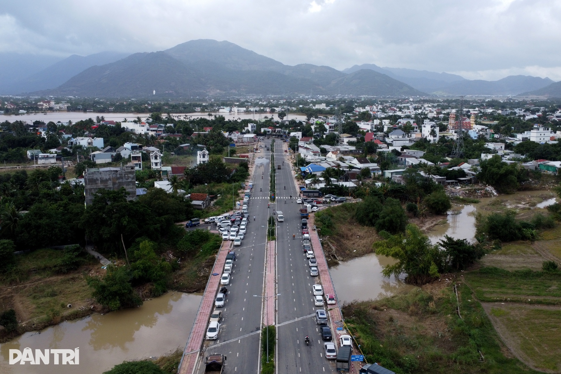 Hàng trăm ô tô lại nối đuôi nhau lên cầu tránh lũ, người đi đường bất ngờ - 6