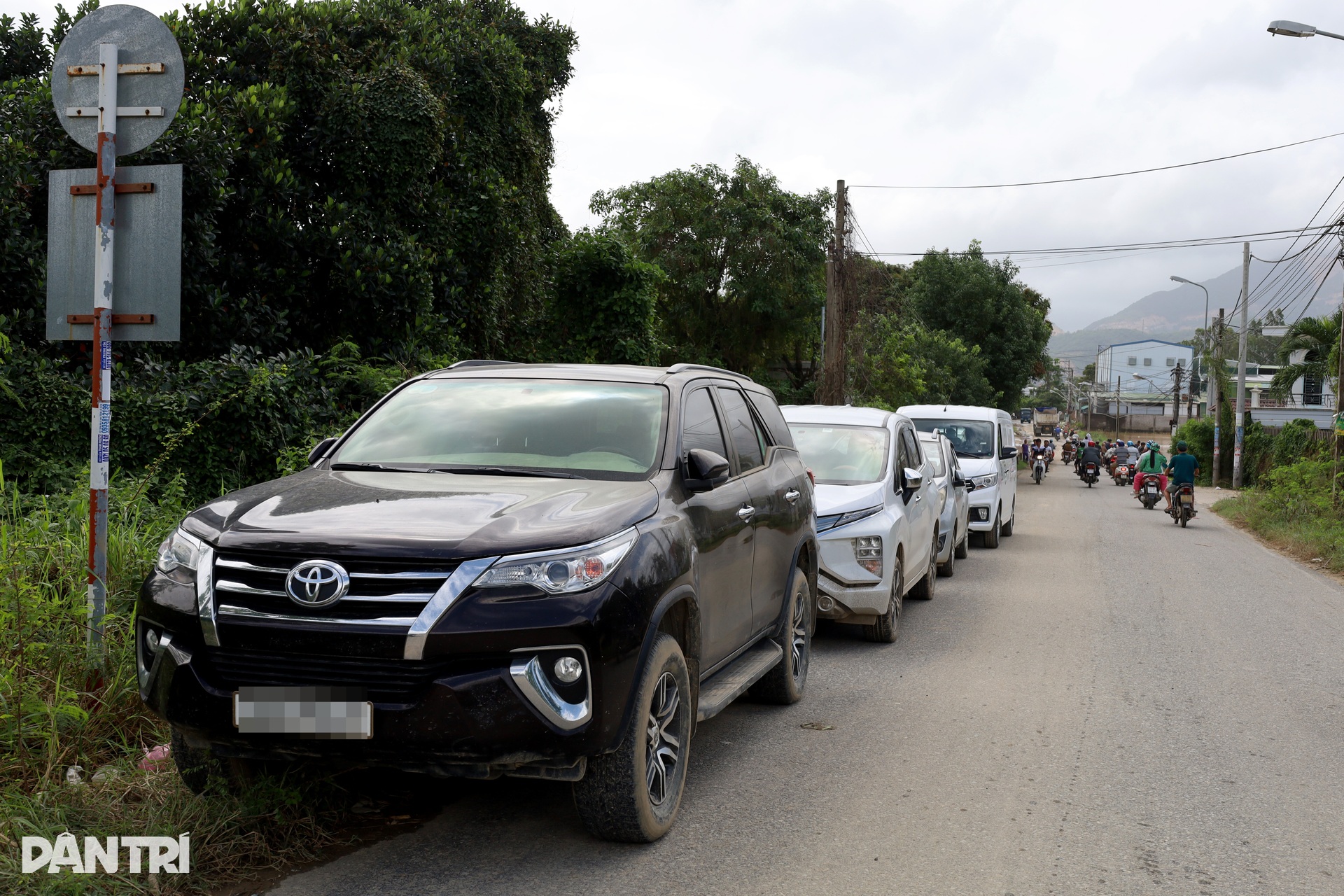 Hàng trăm ô tô lại nối đuôi nhau lên cầu tránh lũ, người đi đường bất ngờ - 9