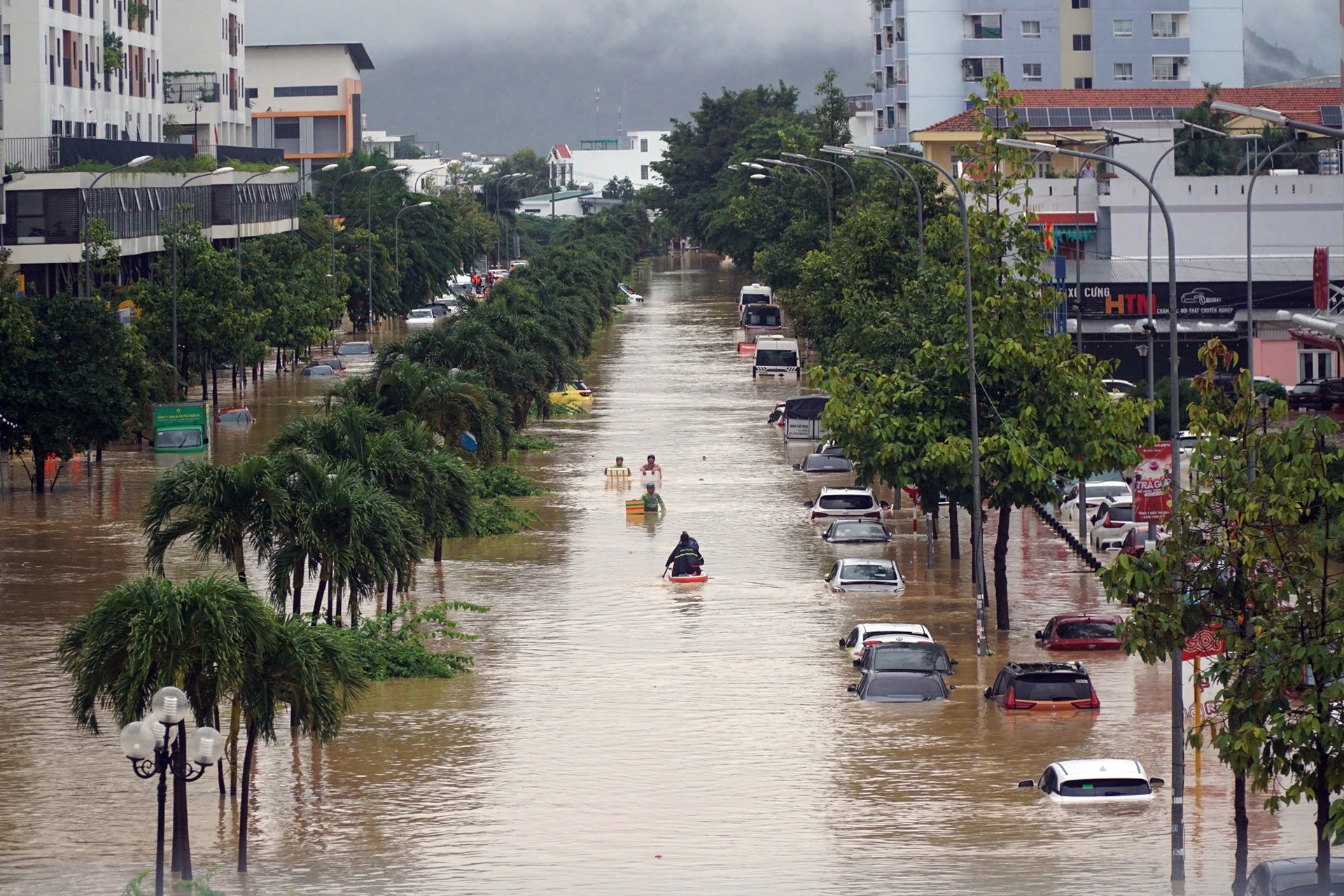 Hàng trăm ô tô lại nối đuôi nhau lên cầu tránh lũ, người đi đường bất ngờ - 10