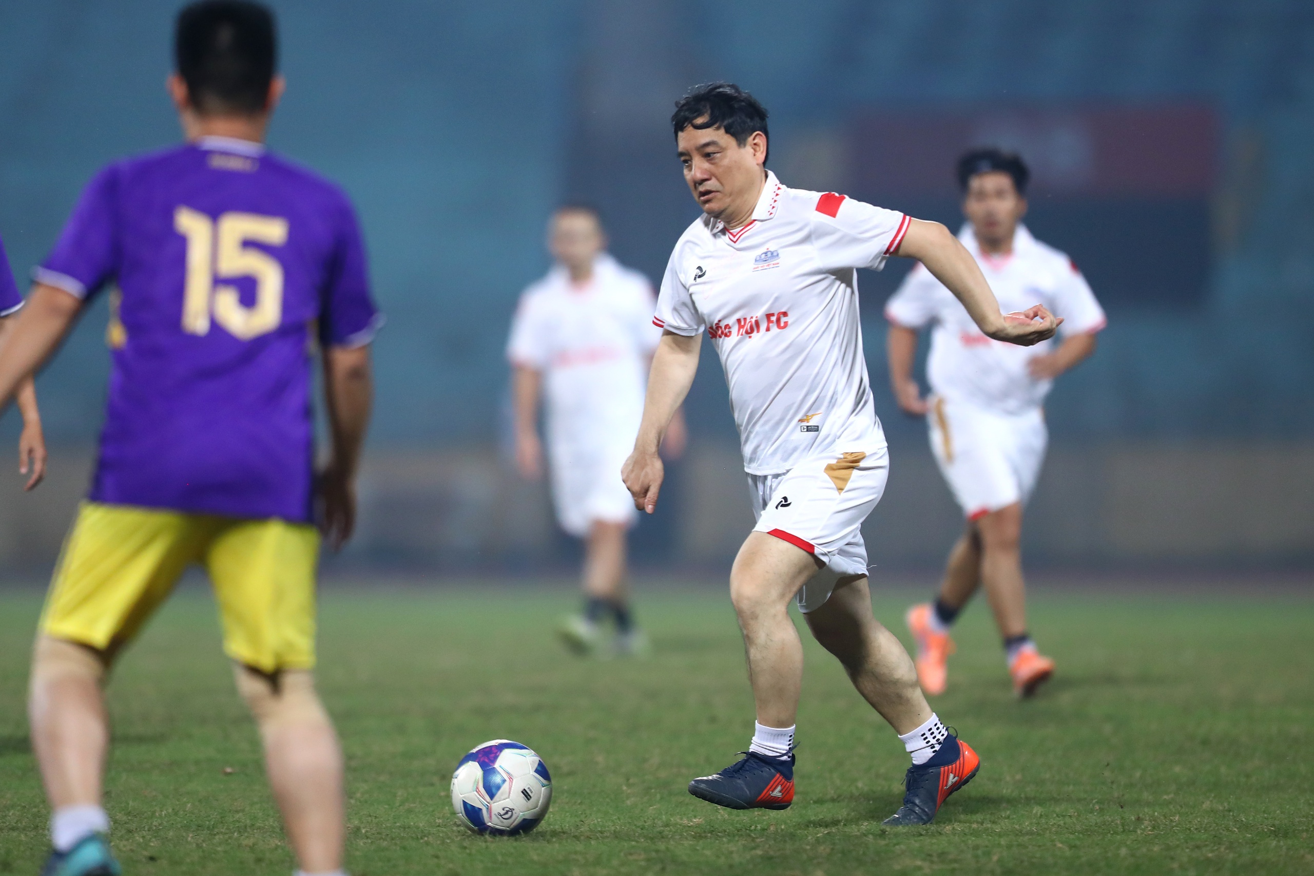 Đại biểu Quốc hội đá bóng, quyên góp tiền ủng hộ đồng bào bị mưa lũ 3 Đại biểu Quốc hội đá bóng, quyên góp tiền ủng hộ đồng bào bị mưa lũ - Ảnh 4.