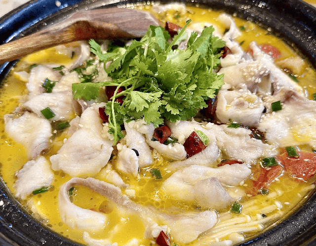 Chán Phượng Hoàng Cổ Trấn, giới trẻ rủ nhau sang Bách Sắc: Thiên đường ẩm thực 