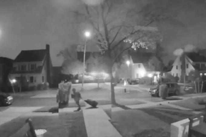 Camera giám sát ghi lại cảnh nghi phạm kéo túi đựng xác trên phố lúc 4h30. Ảnh: Nypost