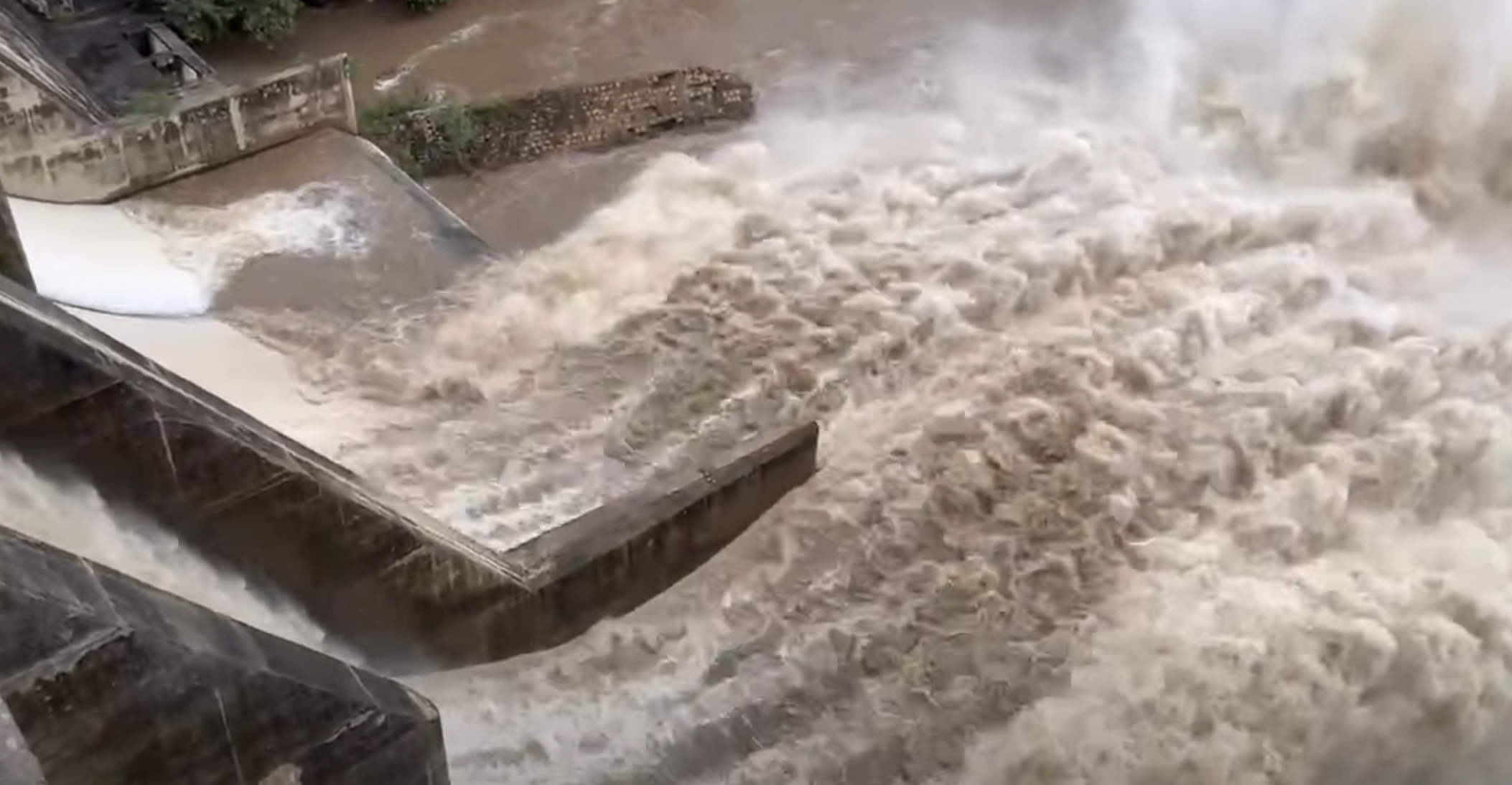 Hồ Lòng Sông xả lũ kỷ lục, nhấn chìm hơn chục ghe cá ở cửa biển 3 Hồ Lòng Sông xả lũ kỷ lục, nhấn chìm hơn chục ghe cá ở cửa biển - Ảnh 4.