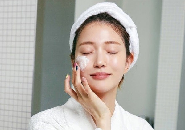 Với công thức giàu ceramides, glycerin và các loại dầu tự nhiên, kem giúp khóa ẩm, phục hồi hàng rào bảo vệ da, giữ da ẩm mượt suốt cả ngày mà không gây nhờn rít. Ảnh minh họa