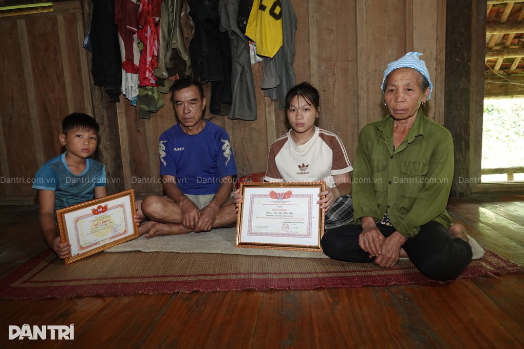 Bà lão đau yếu là chỗ dựa duy nhất của chồng tâm thần và 2 cháu nội mồ côi - 3