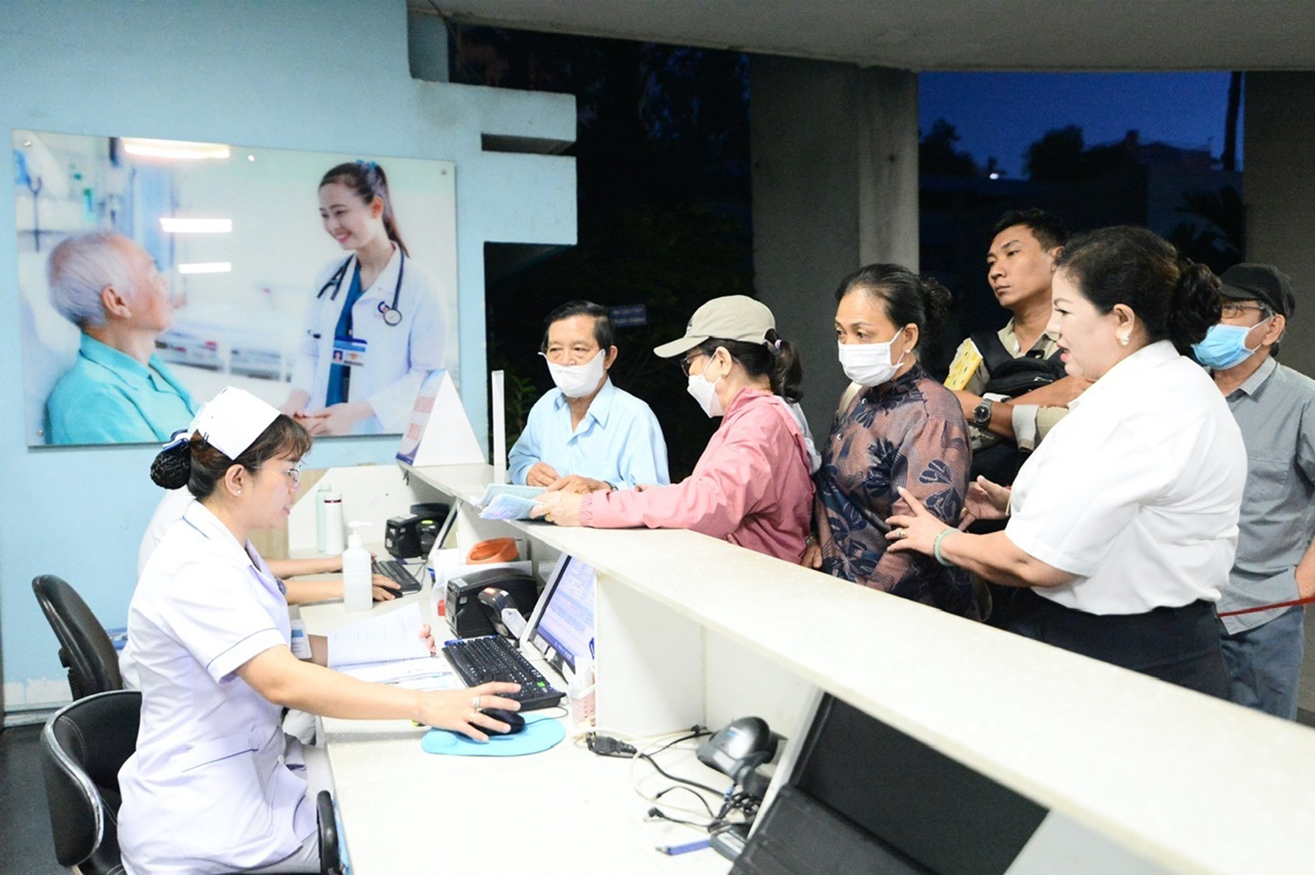 Cách nào cải thiện thu nhập y bác sĩ? - Ảnh 2.