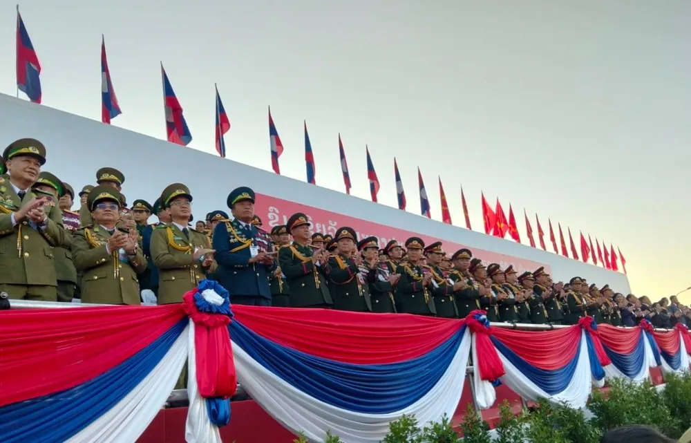 0212 Lễ diễu binh, diễu hành kỷ niệm 50 năm Quốc khánh Lào_2.jpg