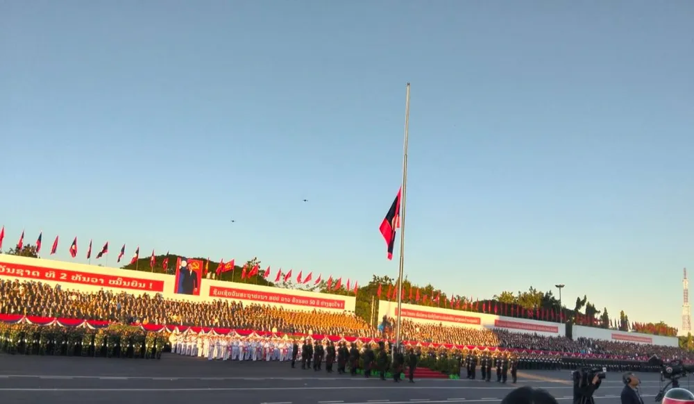 0212 Lễ diễu binh, diễu hành kỷ niệm 50 năm Quốc khánh Lào_3.jpg