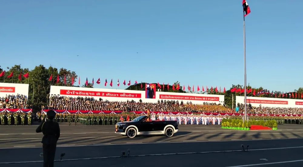 0212 Lễ diễu binh, diễu hành kỷ niệm 50 năm Quốc khánh Lào_6.jpg