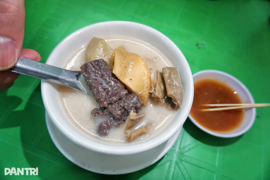 Nguyên tắc lạ của bà chủ quán phá lấu ở TPHCM, khách chờ từ lúc vừa mở nồi  - 2