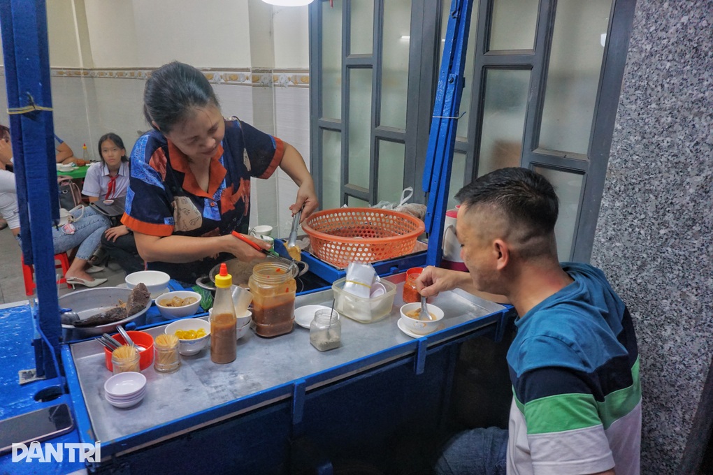 Nguyên tắc lạ của bà chủ quán phá lấu ở TPHCM, khách chờ từ lúc vừa mở nồi  - 3