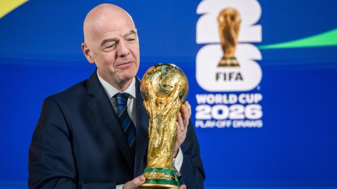 Chủ tịch FIFA Infantino bên chiếc cup vàng bóng đá thế giới, trước lễ bốc thăm World Cup 2026 tại Washington, Mỹ. Ảnh: FIFA