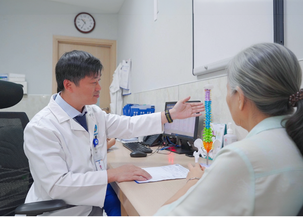 Đau lưng sau thời gian ngồi lâu: Dấu hiệu vẹo cột sống dễ bị bỏ qua - 2