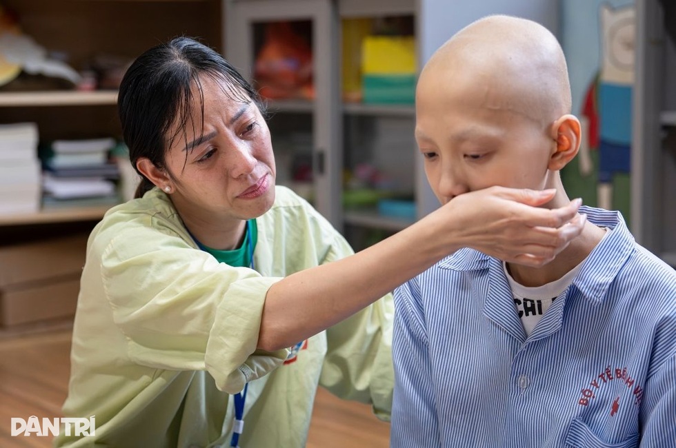 Kiệt quệ vì chữa ung thư, cậu bé vẫn ôm ước mơ được quay lại trường học - 6