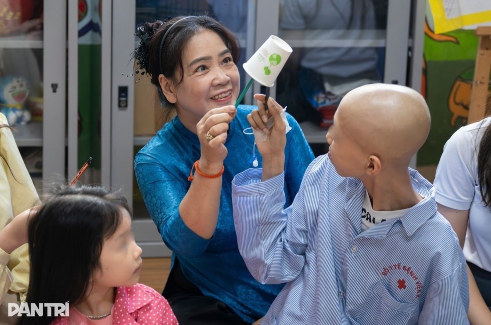 Kiệt quệ vì chữa ung thư, cậu bé vẫn ôm ước mơ được quay lại trường học - 13