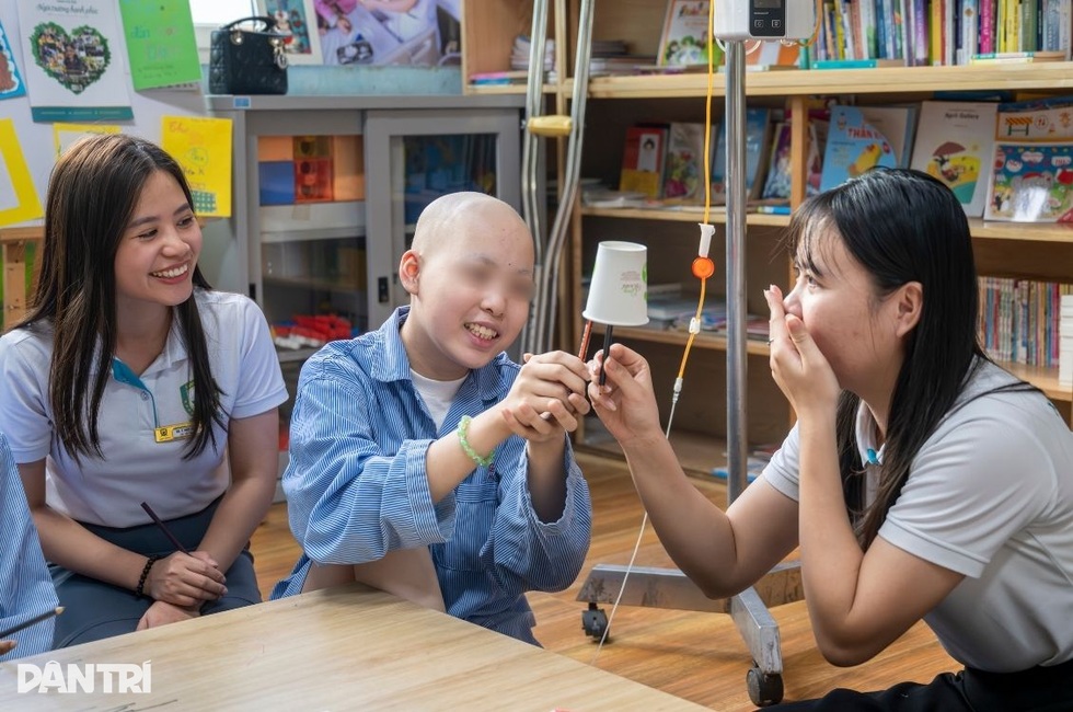 Kiệt quệ vì chữa ung thư, cậu bé vẫn ôm ước mơ được quay lại trường học - 14 Kiệt quệ vì chữa ung thư, cậu bé vẫn ôm ước mơ được quay lại trường học - 14