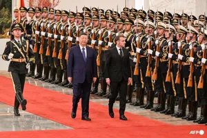 Hai ông Putin và Macron bận rộn công du, tranh thủ các ông lớn châu Á