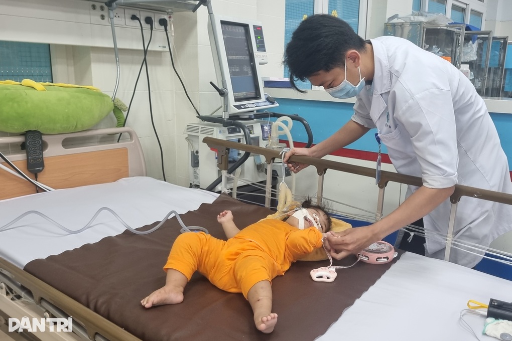 Mẹ bỏ đi, bé gái lớn lên trên giường bệnh của phòng chăm sóc đặc biệt - 3