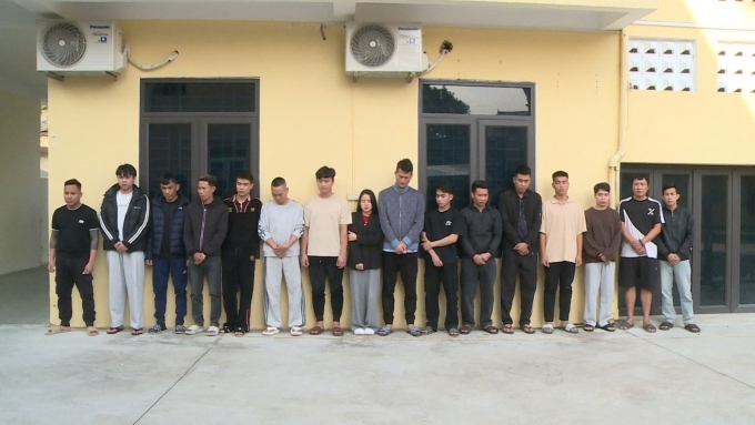 Nhóm nghi can bị cảnh sát bắt giữ. Ảnh: Lam Sơn