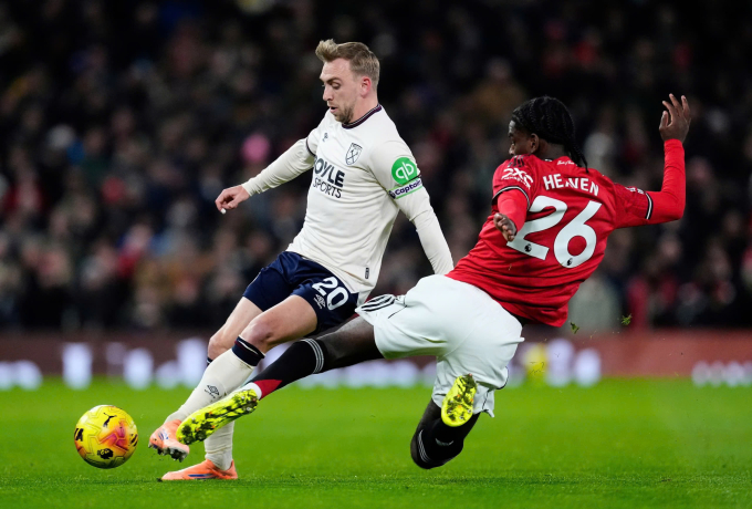 Một pha tranh chấp của trung vệ 19 tuổi Ayden Heaven. Ảnh: PA