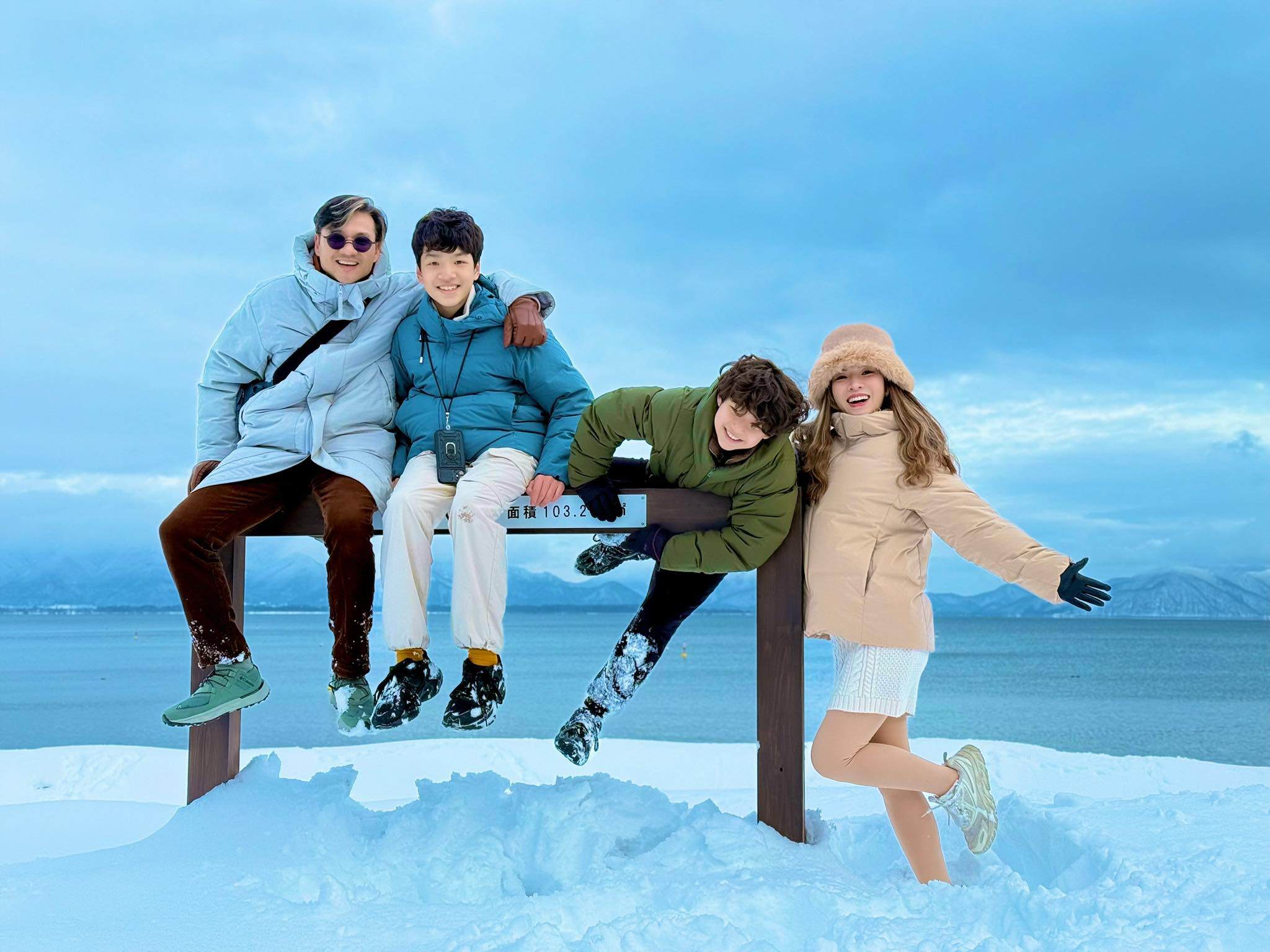 BTV Đan Lê hối hận vì từng đuổi con trai ra khỏi nhà, không kỳ vọng quý tử thành tổng tài 9 Vợ chồng Đan Lê thường đưa 2 con đi du lịch.