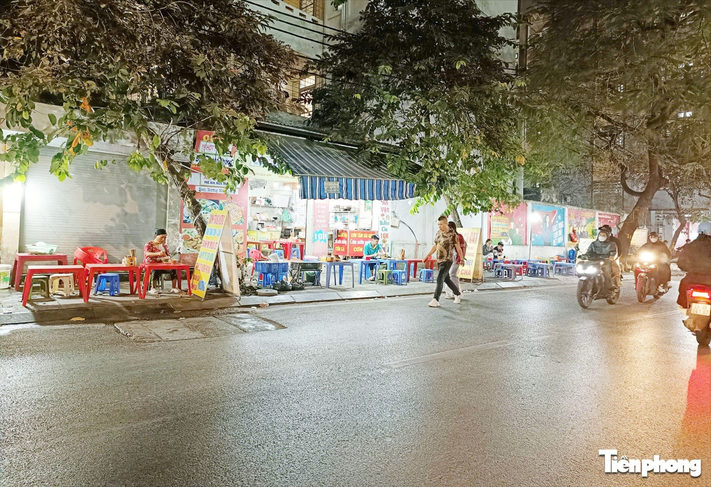 Vỉa hè Hà Nội: Ngày thông thoáng, đêm thành 'phố nhậu'- Ảnh 12.