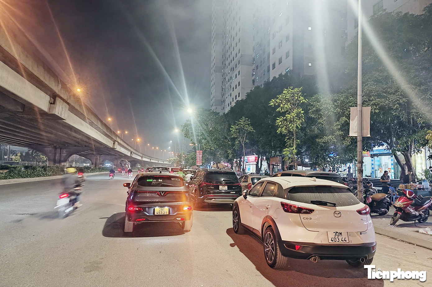 Vỉa hè Hà Nội: Ngày thông thoáng, đêm thành 'phố nhậu'- Ảnh 16.