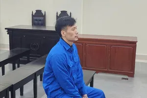 Dùng dao có tính sát thương cao đâm người: Bị tội giết người và tội sử dụng trái phép vũ khí quân dụng