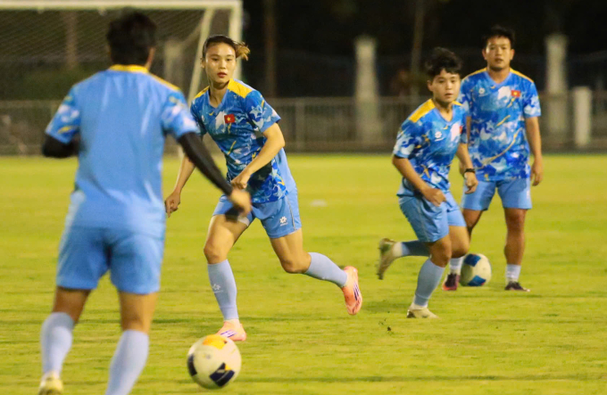 Đội tuyển nữ Việt Nam tập luyện tại Chonburi tối 4/12 chuẩn bị cho trận ra quân SEA Games 33. Ảnh: Đông Huyền