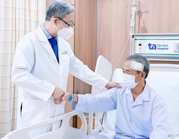 Bác sĩ khám cho ông An trước khi xuất viện. Ảnh: Bệnh viện Đa khoa Tâm Anh